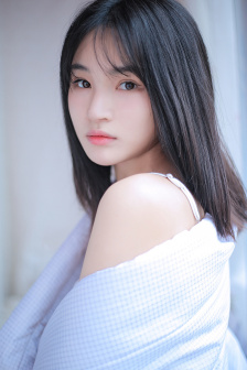 孙尚香站在凳子上辅导刘禅写作业
